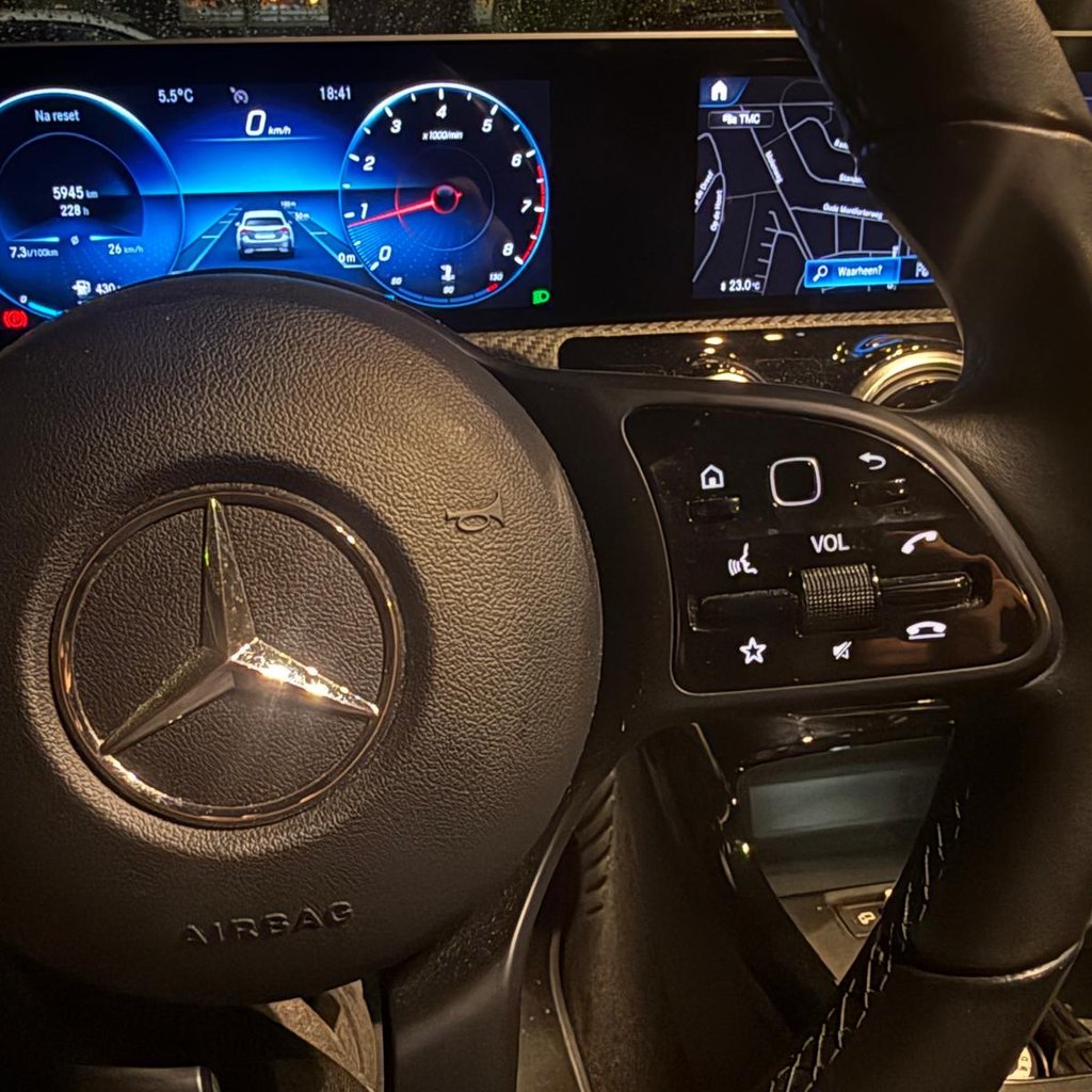 Modern dashboard van een hybride lesauto