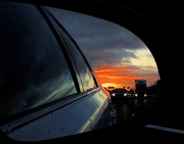 Spiegel met zonsondergang — de weg naar je rijbewijs